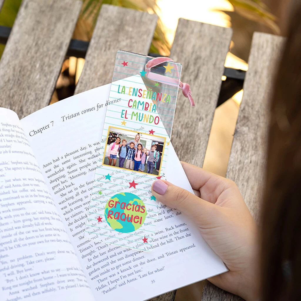 Marca páginas rectangular de metacrilato transparente personalizado con impresión directa a todo color, con cinta de terciopelo rosa. 