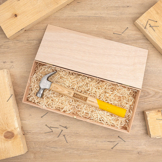 Martillo personalizado con nombre, presentado en una caja de madera listo para regalar