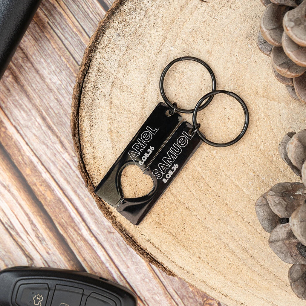 Conjunto de 2 llaveros de acero inoxidable que forman un corazón al unirse. Personalizables con grabado láser. Color Negro