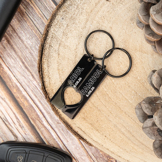 Conjunto de 2 llaveros de acero inoxidable que forman un corazón al unirse. Personalizables con grabado láser. Color Negro