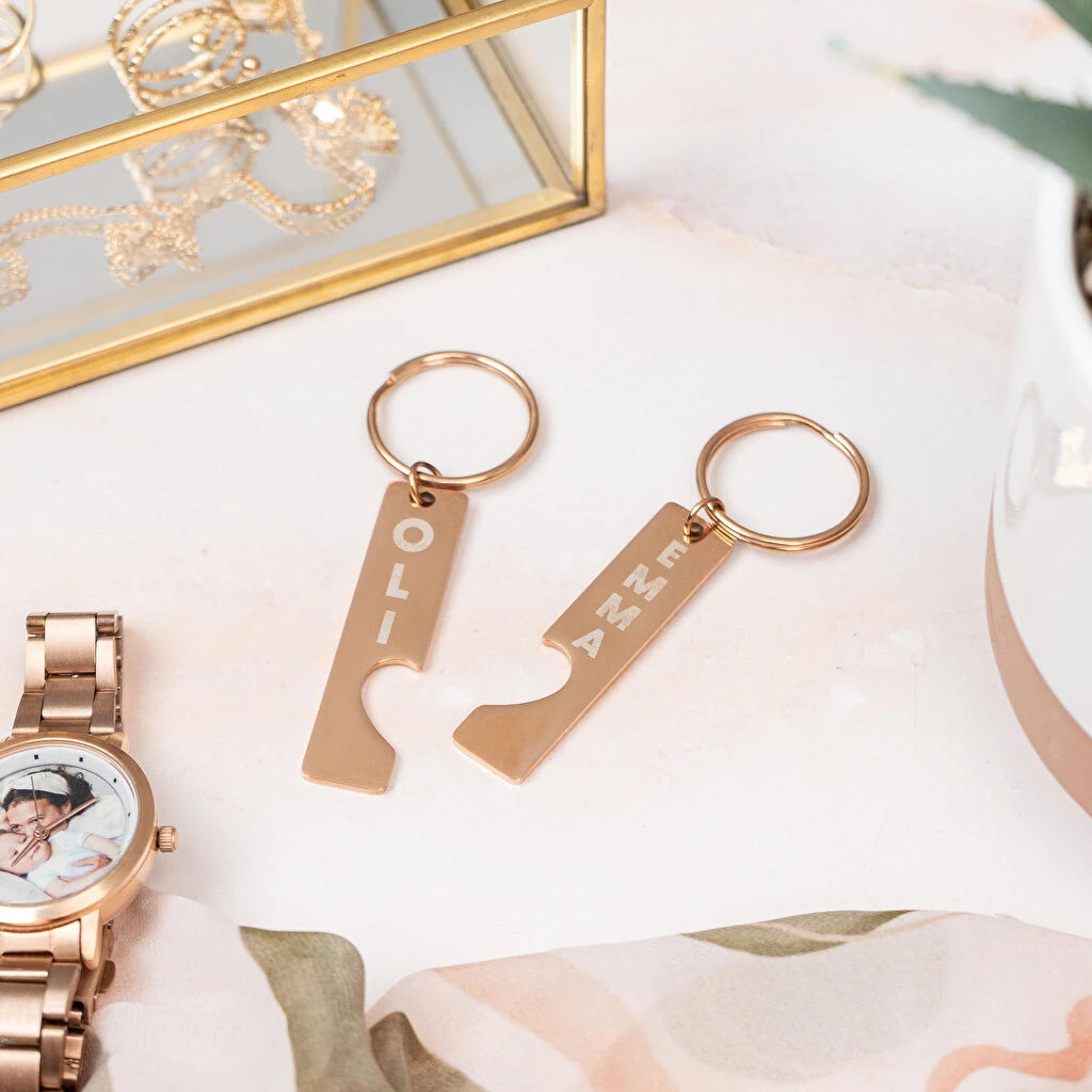 Conjunto de 2 llaveros de acero inoxidable que forman un corazón al unirse. Personalizables con grabado láser. Color oro rosa.