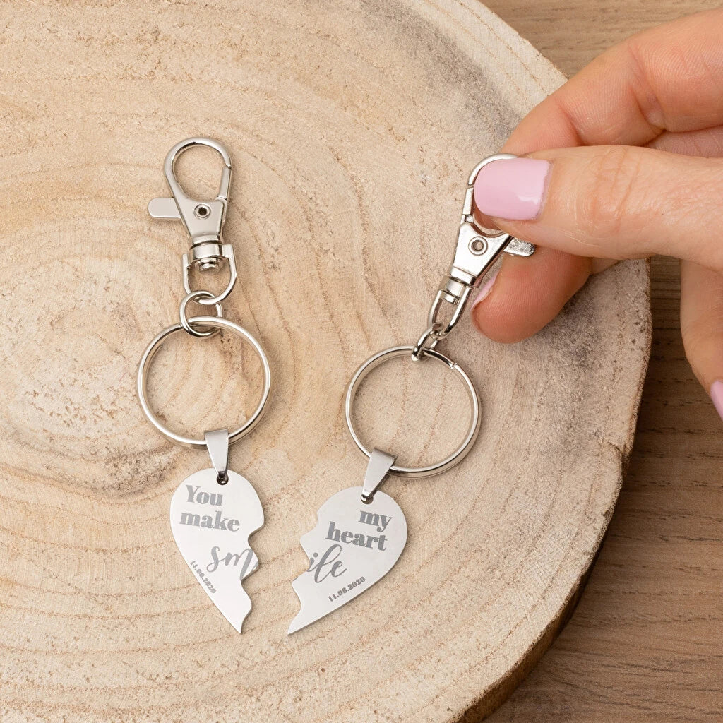 Llavero de acero con corazón partido en dos piezas personalizables con grabado láser. Ideal para parejas y regalos especiales. Incluye mosquetón. 