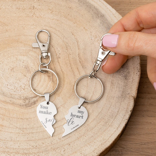 Llavero de acero con corazón partido en dos piezas personalizables con grabado láser. Ideal para parejas y regalos especiales. Incluye mosquetón. 