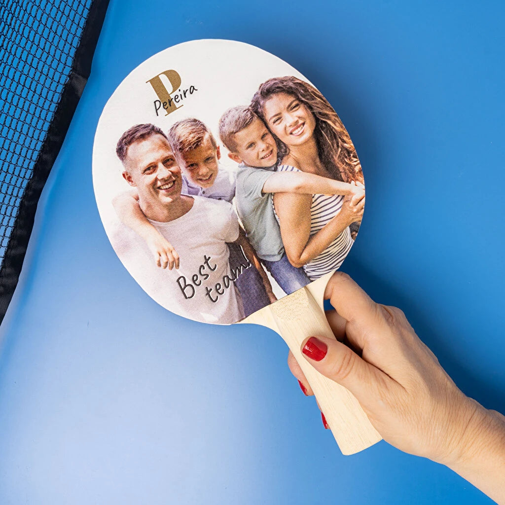 Una pala de ping-pong con una de las caras personalizada con impresión directa a todo color