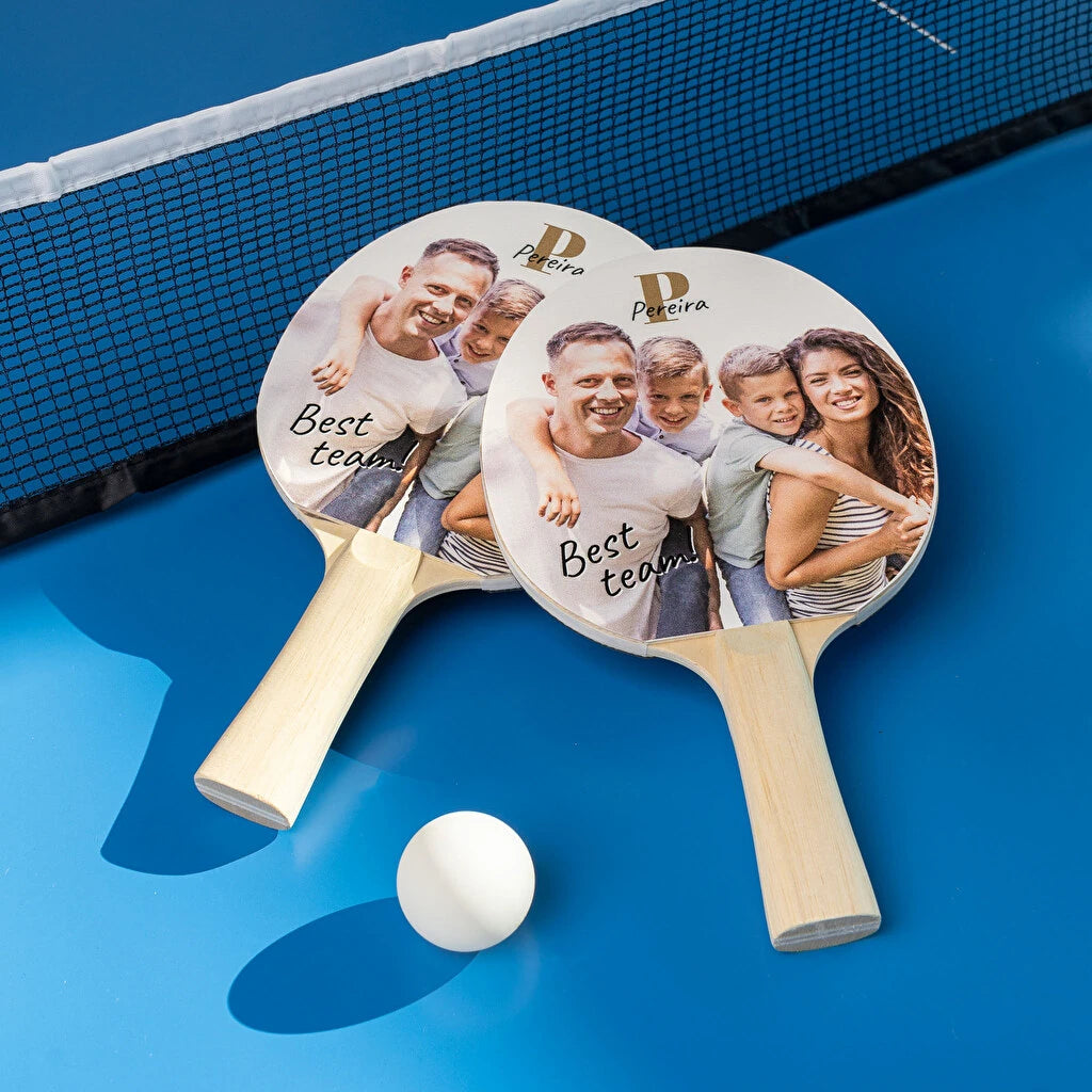 Conjunto de dos palas de ping-pong personalizadas a una cara con una foto impresa directamente a todo color. La cara posterior tiene goma negra. 