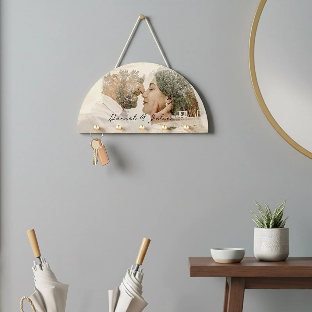 Colgador para llaves de madera en forma de media luna con 5 ganchos para colgar las llaves, personalizado con impresión directa a todo color y con un cordón rústico para colgarlo 