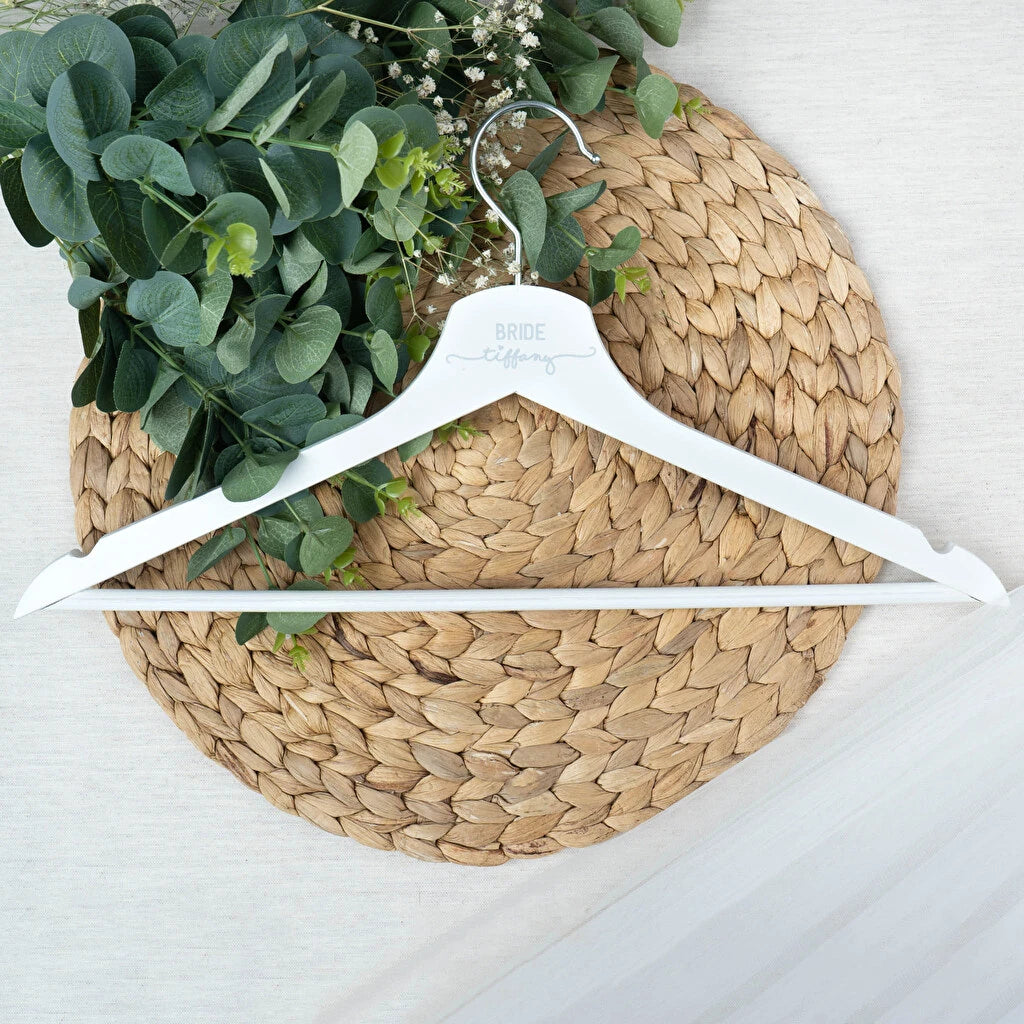 Perchas de madera personalizables con grabado láser de color blanco, tamaño adulto. Ideal para novias el día de su boda.