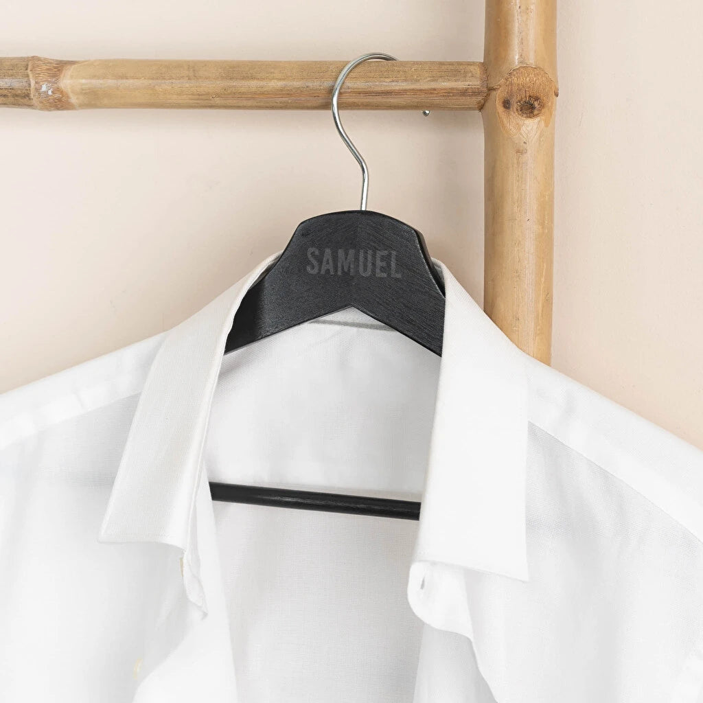 Perchas de madera personalizables con grabado láser de color negro, tamaño adulto. Ideal para novios el día de su boda.