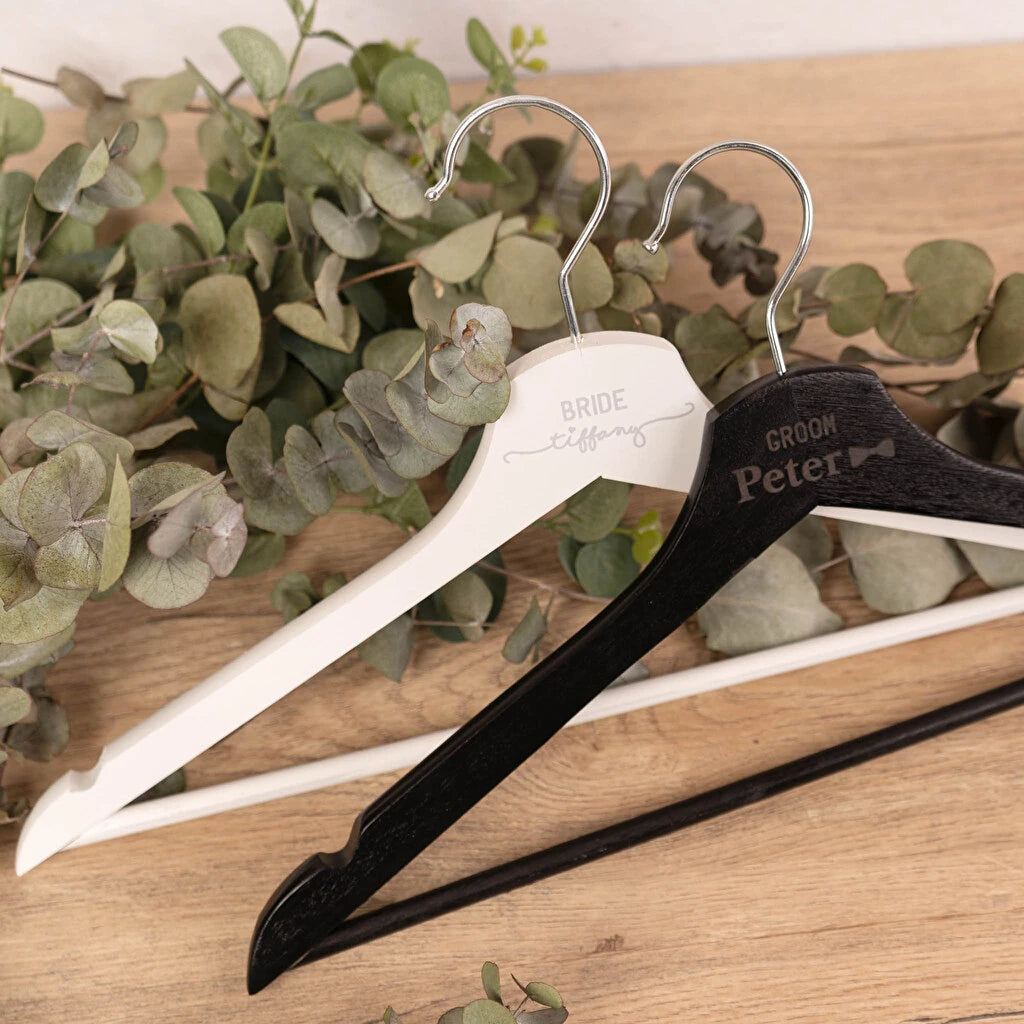 Perchas de madera personalizables con grabado láser de color blanco y negro, tamaño adulto. Ideal para parejas de novios el día de su boda.