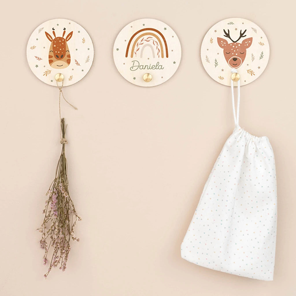 Colgador individual de madera con un pomo dorado pequeño para organizar ropa y decorar la habitación. Personalizado con impresión directa a todo color