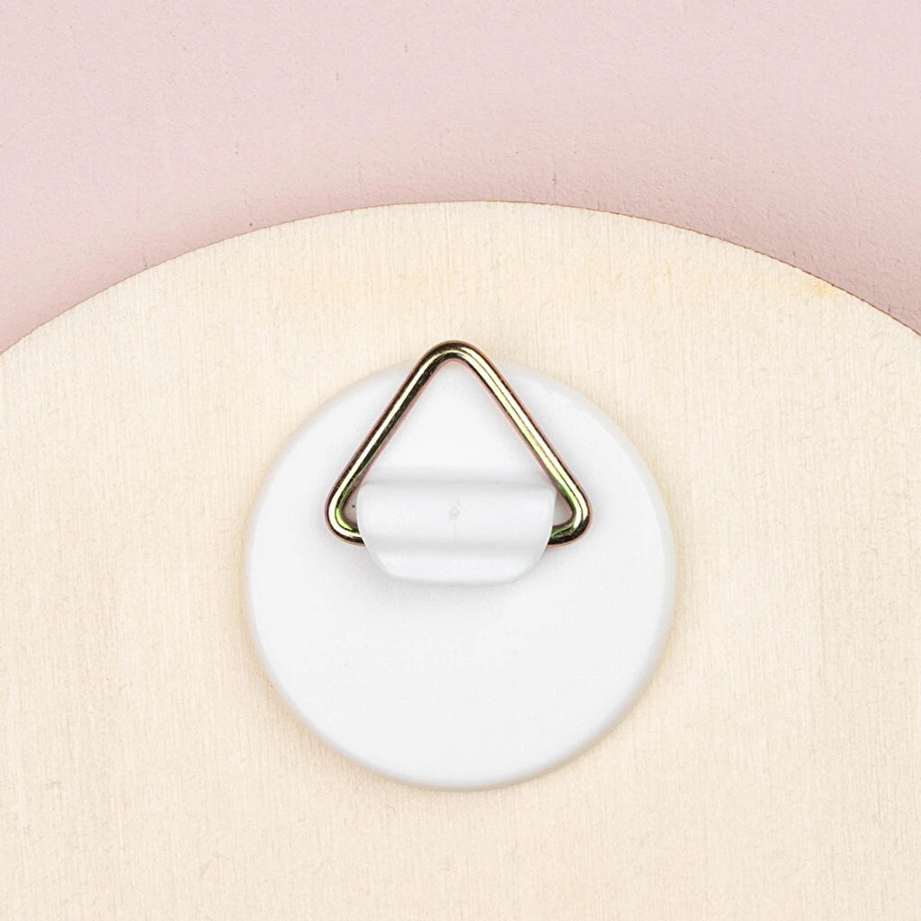 Colgador individual de madera con un pomo dorado pequeño para organizar ropa y decorar la habitación. Personalizado con impresión directa a todo color. Detalle del gancho trasero para colgar fácilmente