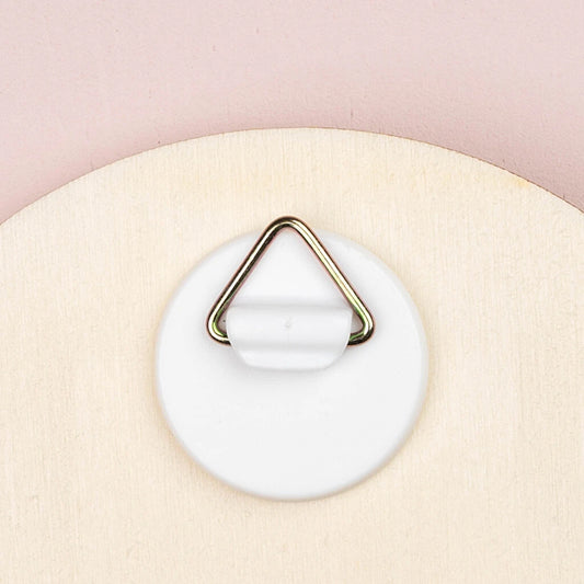 Colgador individual de madera con un pomo dorado pequeño para organizar ropa y decorar la habitación. Personalizado con impresión directa a todo color. Detalle del gancho trasero para colgar fácilmente