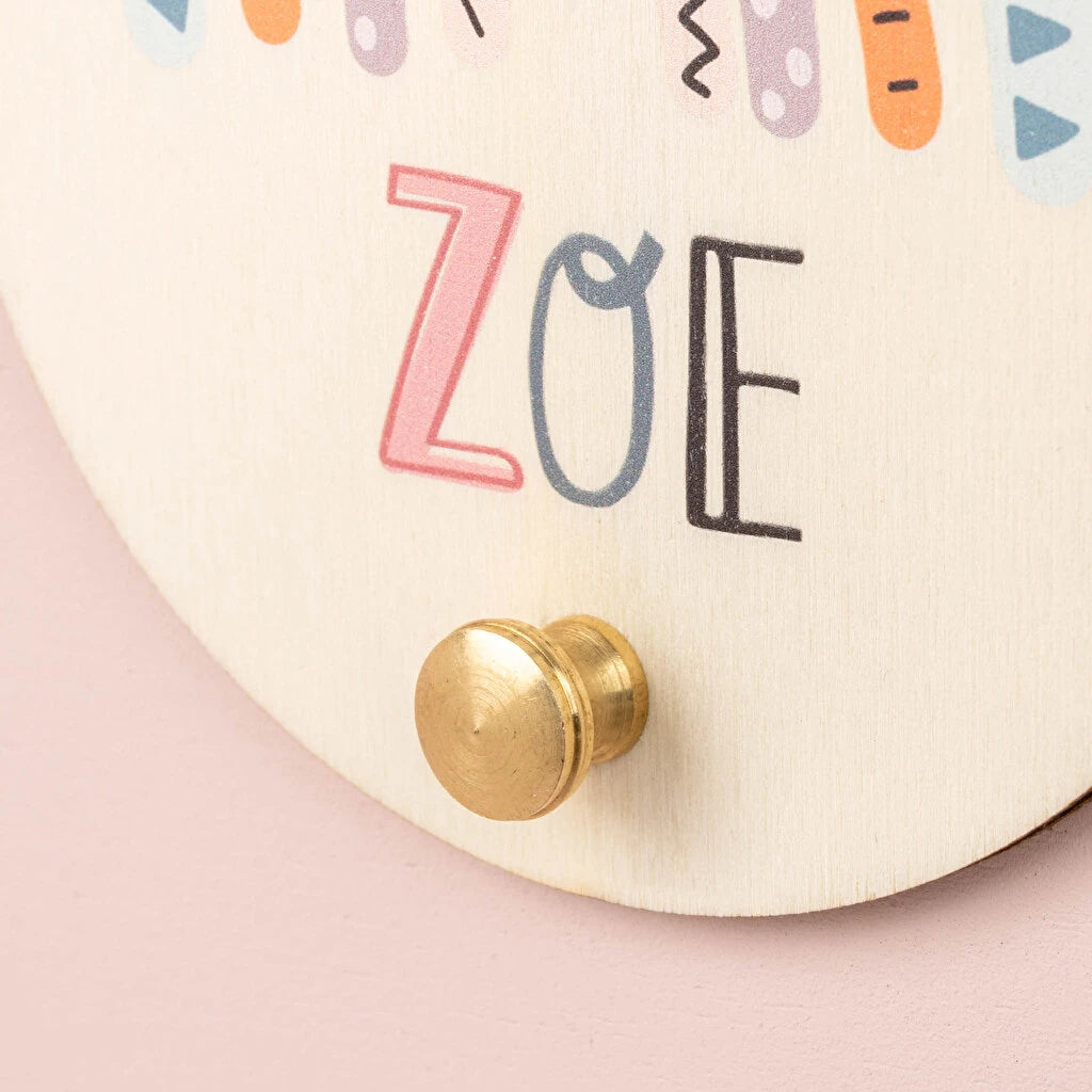 Colgador individual de madera con un pomo dorado pequeño para organizar ropa y decorar la habitación. Personalizado con impresión directa a todo color