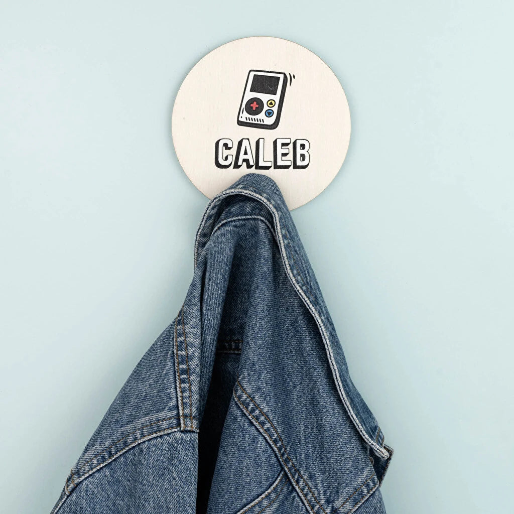 Colgador individual de madera con un pomo dorado pequeño para organizar ropa y decorar la habitación. Personalizado con impresión directa a todo color