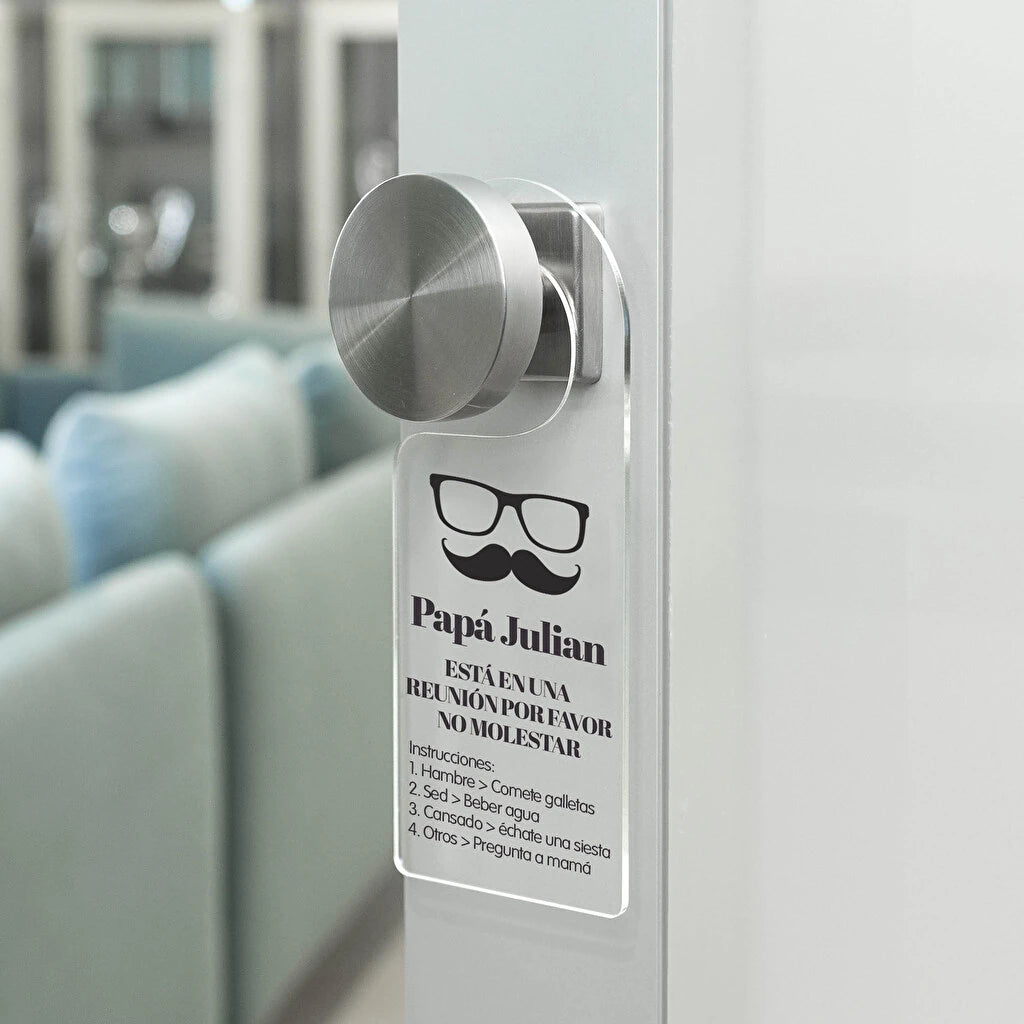 Colgador de metacrilato para puertas estilo cartel de No molestar. Personalizado con impresión directa monocrom en negro