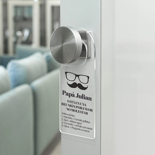 Colgador de metacrilato para puertas estilo cartel de No molestar. Personalizado con impresión directa monocrom en negro