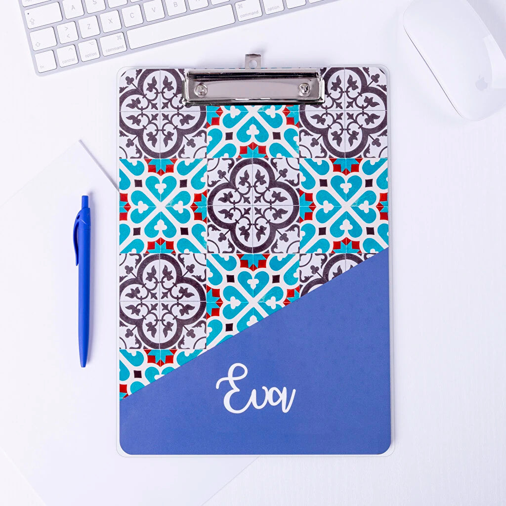 Carpeta sujeta papeles de madera con clip metálico tamaño folio personalizada con impresión directa a todo color.