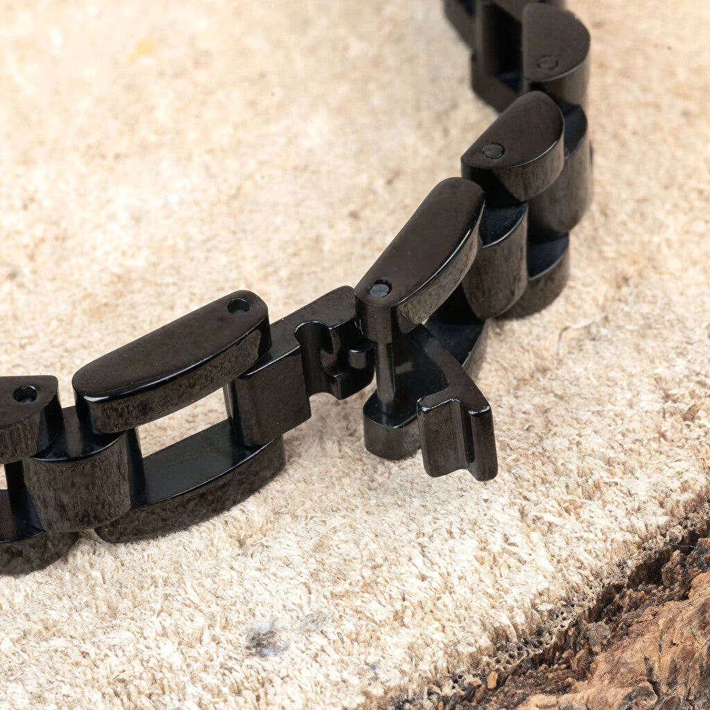 Pulsera esclava negra personalizada con grabado en acero inoxidable. Detalle del cierre