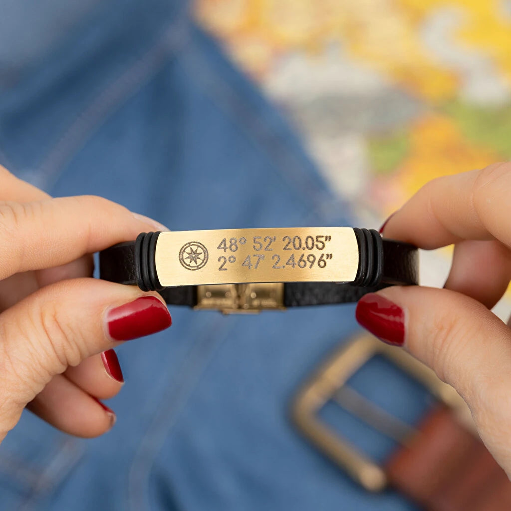 Pulsera de cuero negro liso personalizada con placa de metal dorada grabada a láser