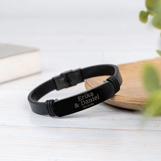 Pulsera de cuero negro liso personalizada con placa de metal negra grabada a láser