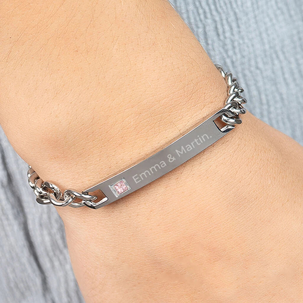 Esclava de mujer personalizada en acero inoxidable con grabado y piedra decorativa rosa. Joya elegante y única disponible desde 1 unidad.