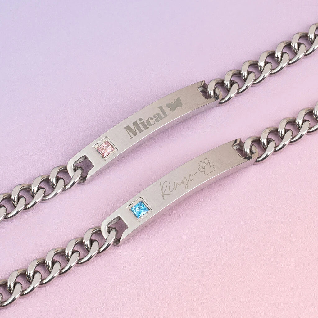 Esclava de mujer personalizada en acero inoxidable con grabado y piedra decorativa azul o rosa. Joya elegante y única disponible desde 1 unidad.