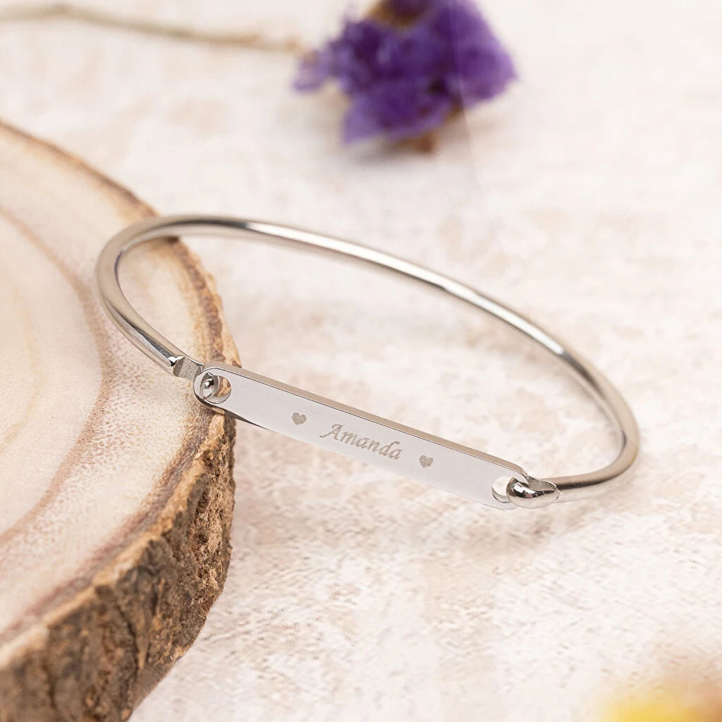 Pulsera rígida personalizada con grabado en acero inoxidable. Color plateado