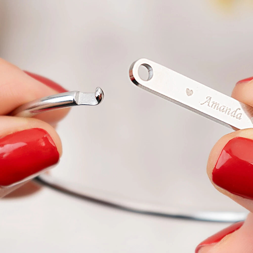 Pulsera rígida personalizada con grabado en acero inoxidable. Color plateado y detalle cierre