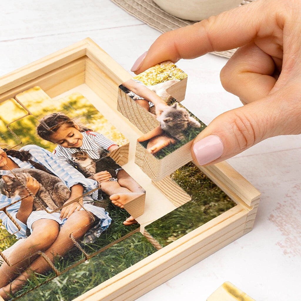 Detalle de las piezas personalizadas de madera del juego clásico del tetris, impresión de calidad a todo color.