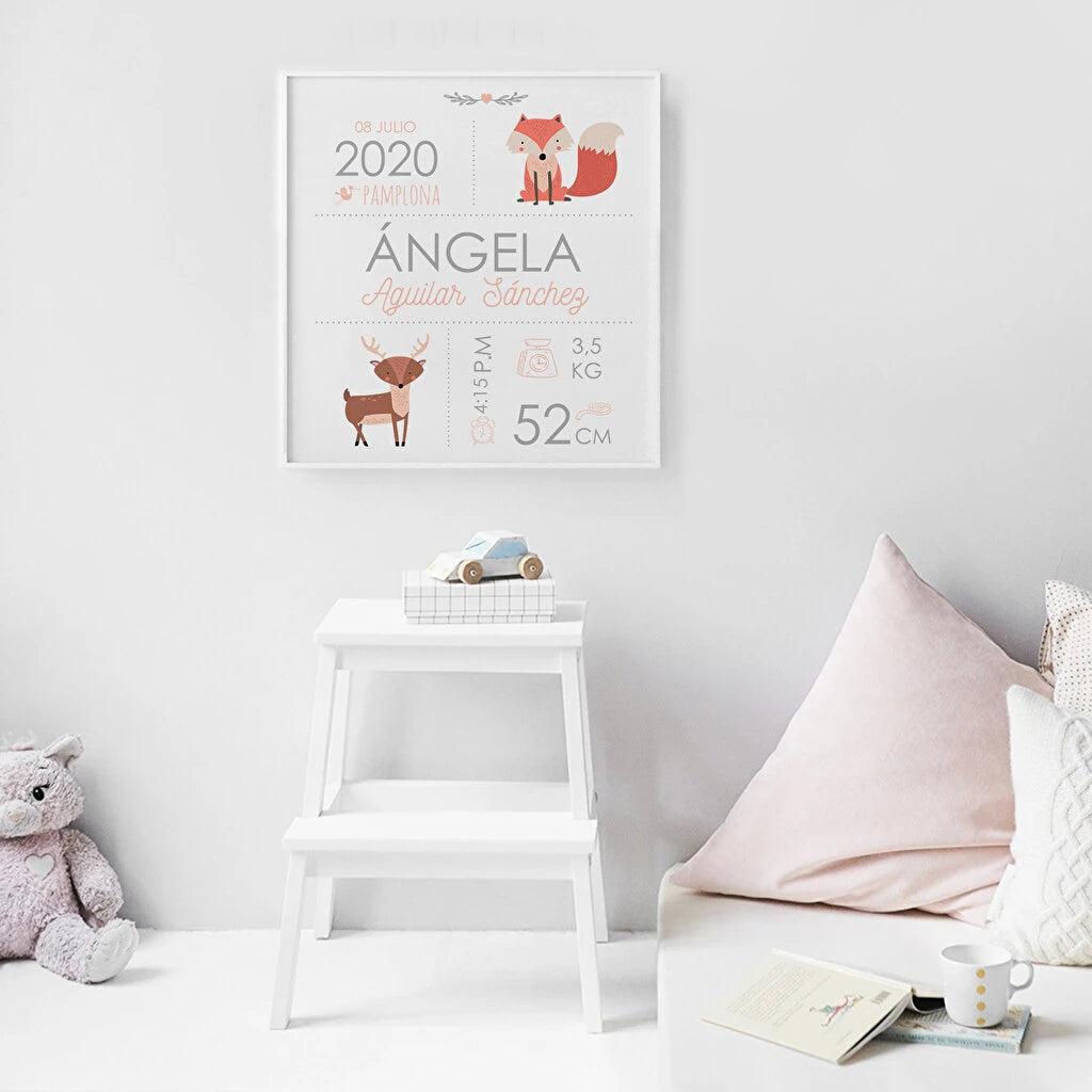 Diseño recordatorio del nacimiento de un bebé impreso sobre foam de 5mm de grosor y acabado con un marco de madera blanco