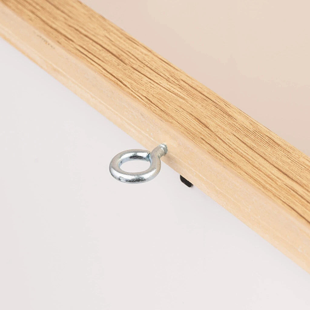 Fotografía impresa sobre foam de 5mm de grosor y acabado con un marco de madera natural, detalle del gancho para colgar a la pared
