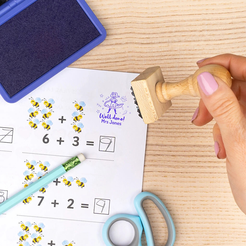 Sello de caucho con mango de madera natural ideal para manualidades, empresas, eventos o invitaciones.