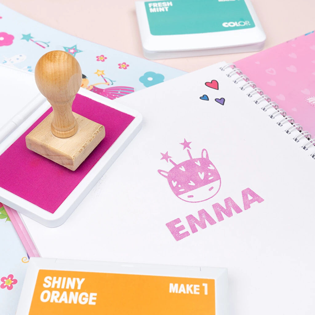 Sello de caucho con mango de madera natural ideal para manualidades, empresas, eventos o invitaciones.