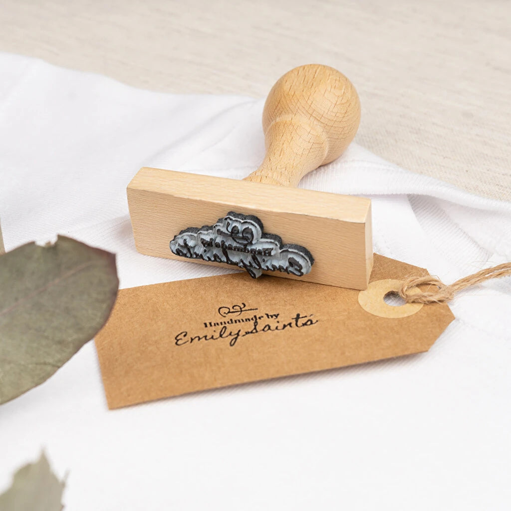 Sello de caucho con mango de madera natural ideal para manualidades, empresas, eventos o invitaciones.