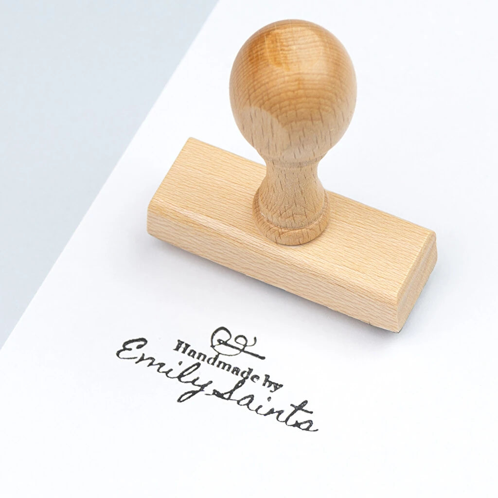 Sello de caucho con mango de madera natural ideal para manualidades, empresas, eventos o invitaciones.
