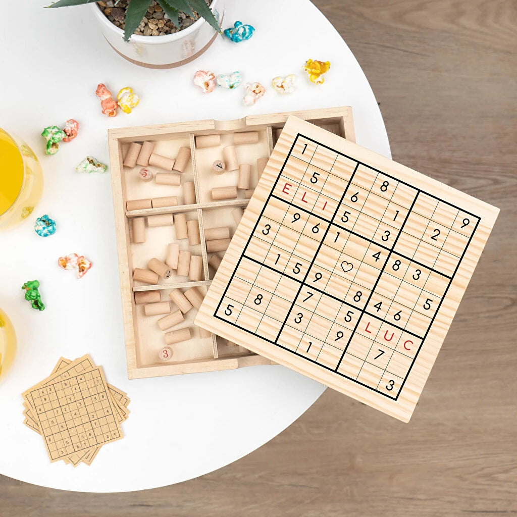 Caja con todas las piezas para jugar al Sudoku y detalle de la tapa personalizada