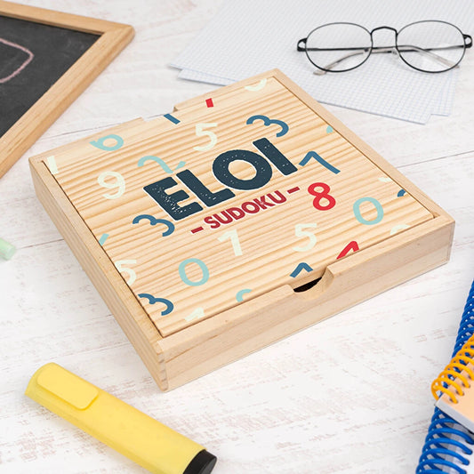 Caja de madera que guarda las piezas del sudoku con la tapa personalizada a todo color