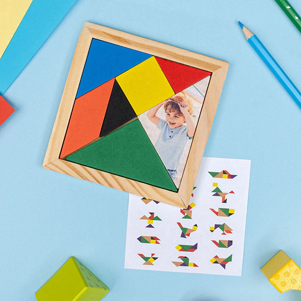 Juego tangram clásico de madera personalizado en una de las piezas junto con sus instrucciones