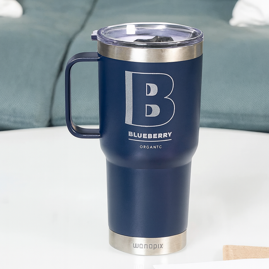 Taza térmica personalizada de doble pared y 0,6 litros de capacidad fabricada en acero inoxidable reciclado con grabado, asa rígida y tapa con dosificador. Color Marino