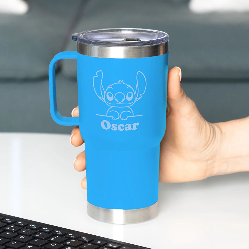 Taza térmica personalizada de doble pared y 0,6 litros de capacidad fabricada en acero inoxidable reciclado con grabado, asa rígida y tapa con dosificador. Color azul