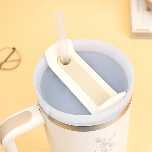 Taza térmica personalizada de doble pared y 1,2 litros de capacidad fabricada en acero inoxidable reciclado con grabado, asa rígida, tapa con dosificador y pajita reutilizable. Detalle pajita y tapa