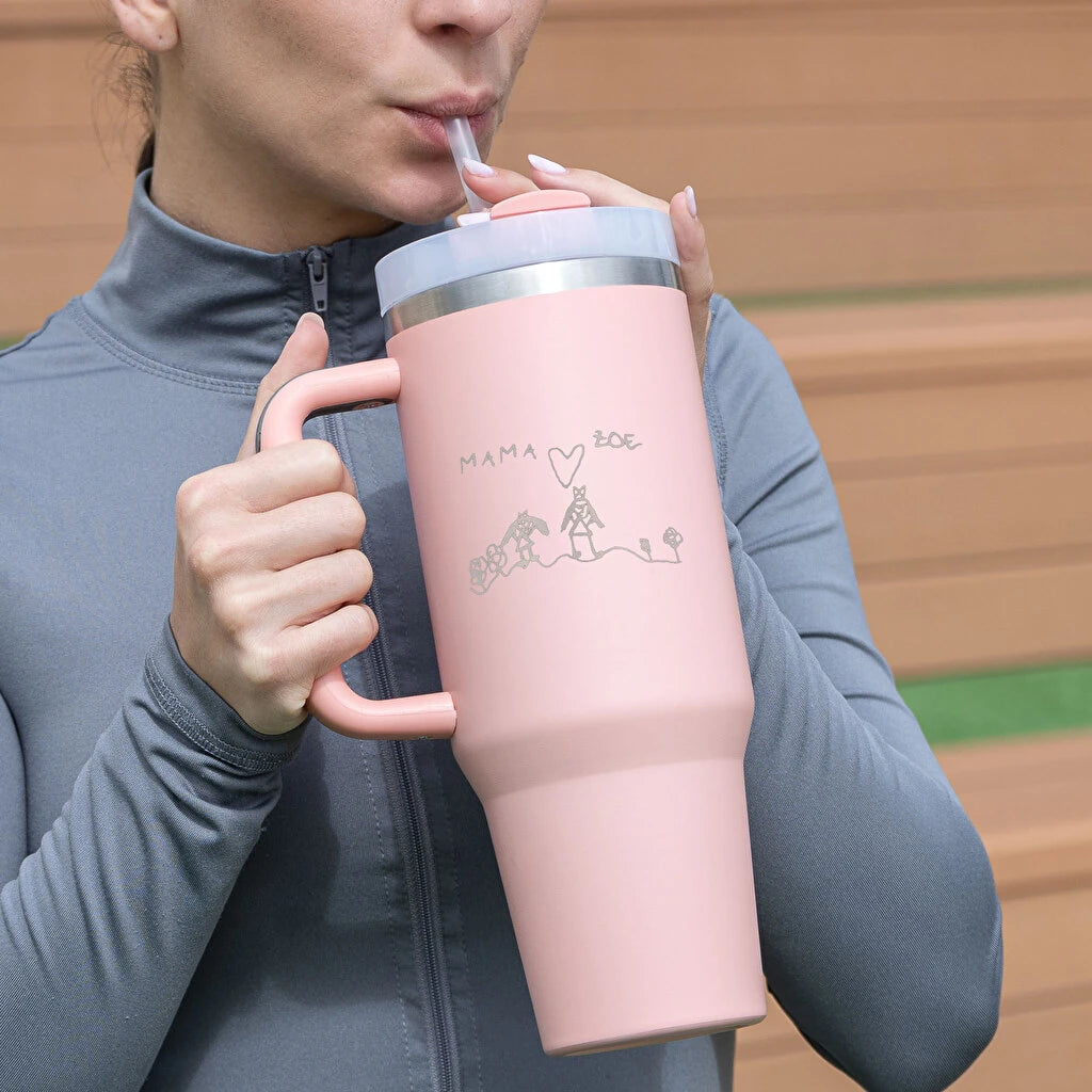 Taza térmica personalizada de doble pared y 1,2 litros de capacidad fabricada en acero inoxidable reciclado con grabado, asa rígida, tapa con dosificador y pajita reutilizable. Color rosa