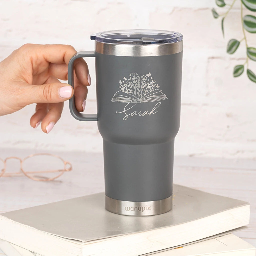Taza térmica personalizada de doble pared y 0,6 litros de capacidad fabricada en acero inoxidable reciclado con grabado, asa rígida y tapa con dosificador. Color gris