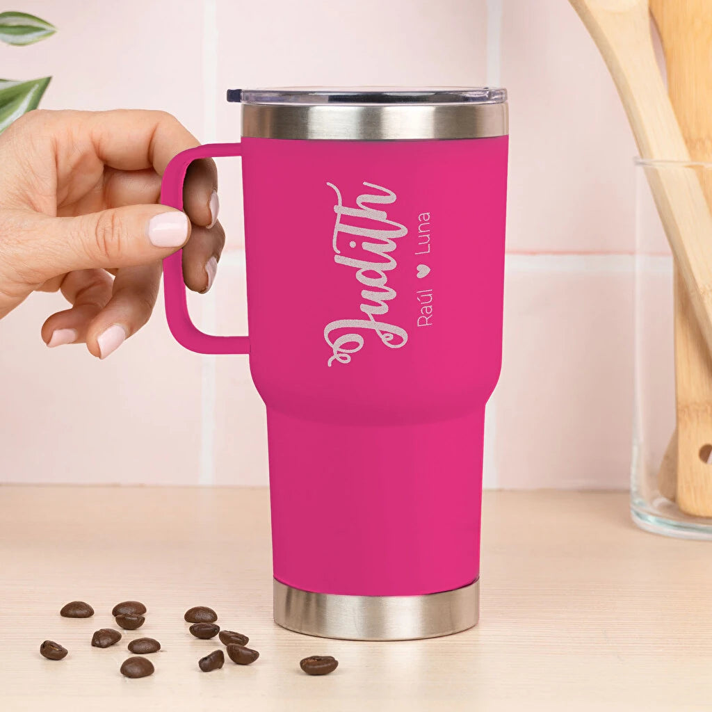 Taza térmica personalizada de doble pared y 0,6 litros de capacidad fabricada en acero inoxidable reciclado con grabado, asa rígida y tapa con dosificador. Color Fucsia Rosa