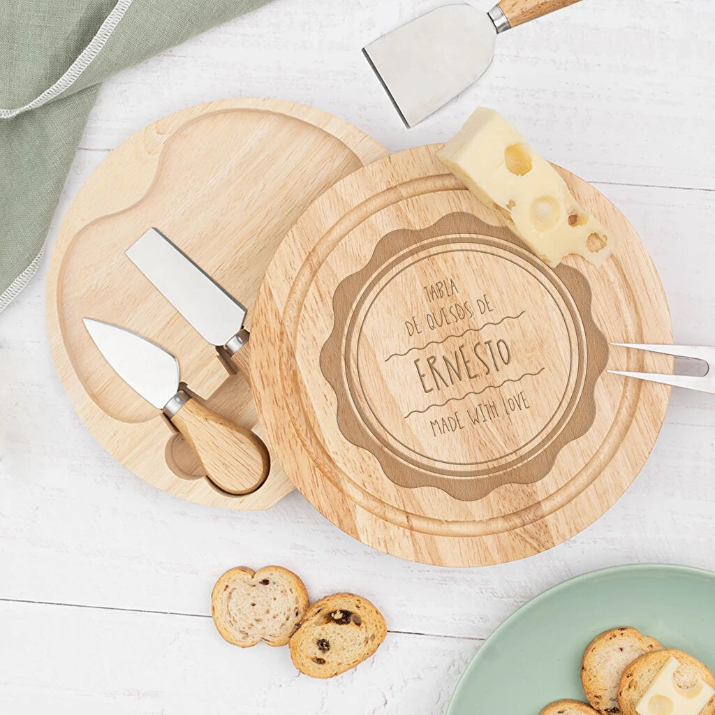 tabla de madera grabada con mensaje y utensilios para cortar queso