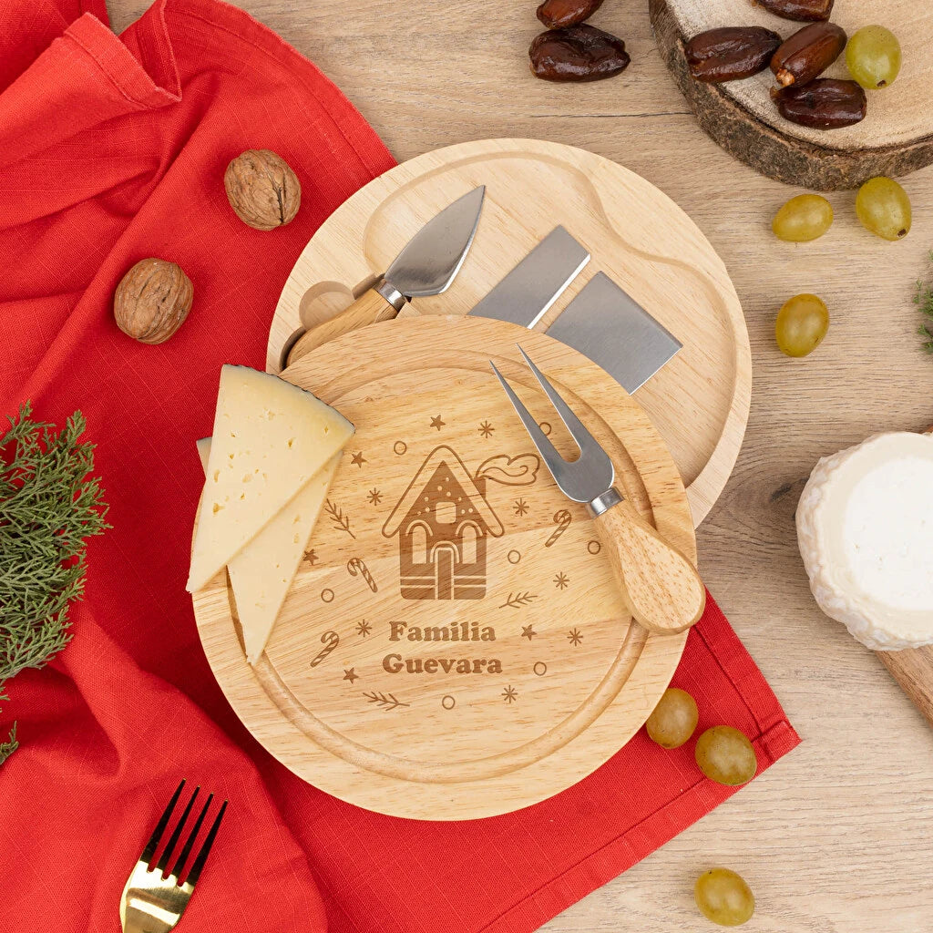 tabla de madera para cortar queso con utensilios y diseño navideño grabado