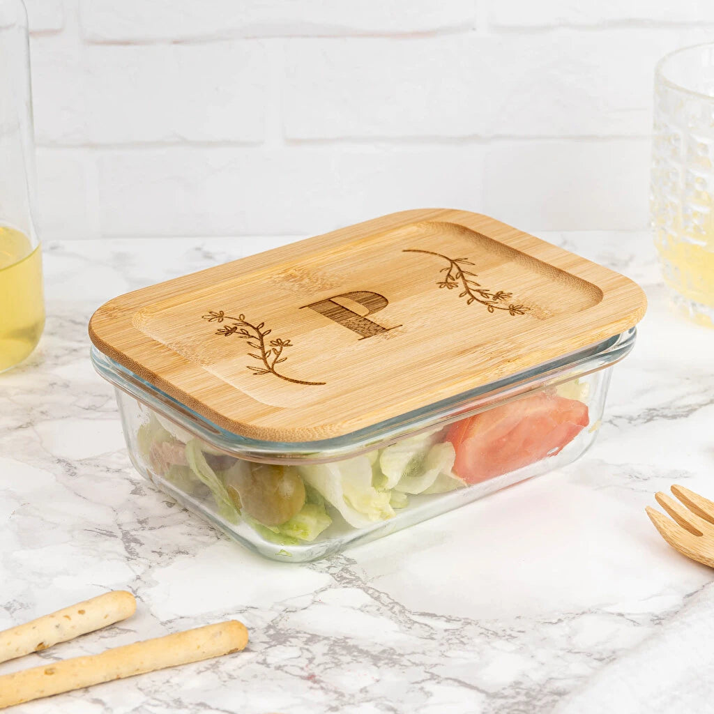 Tupper de cristal personalizado con grabado láser. Con tapa hermética de bambú, cubiertos incluidos y apto para microondas y lavavajillas. Ideal para el día a día.